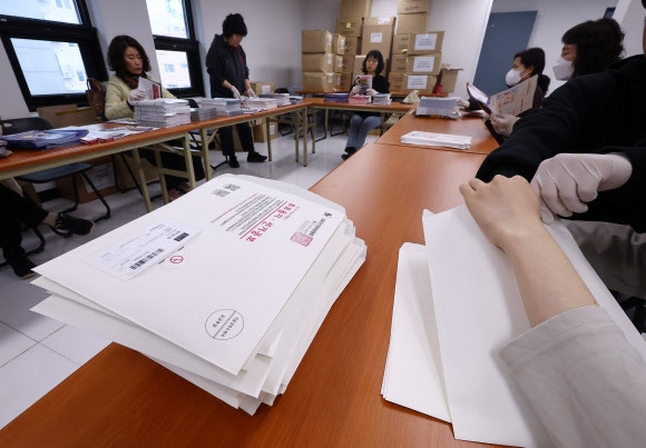 지난달 30일 오전 서울 성북구선거관리위원회에서 서울시선관위 관계자들이 지역에 선거공보 및 투표 안내문을 발송하기 위해 우편 작업을 하고 있다. 연합뉴스