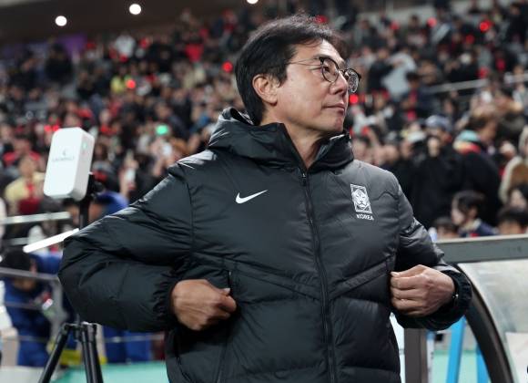 황선홍 한국 남자축구 23세 이하 대표팀 감독이 21일 서울월드컵경기장에서 열린 2026 북중미월드컵 아시아 지역 2차 예선 태국과의 경기에서 임시 사령탑으로 벤치를 지키고 있다. 뉴시스