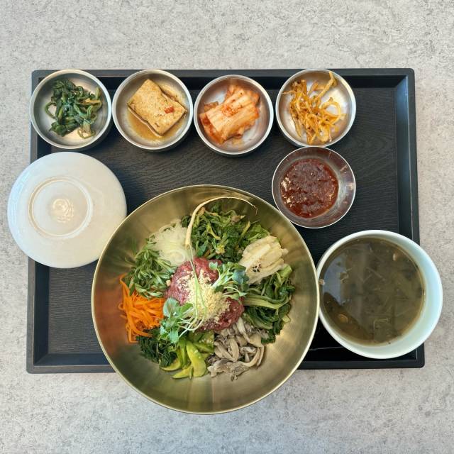 봄나물과 한우 육회의 조합이 일품인 골드레이크CC의 육회비빔밥.