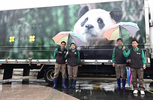 푸바오 사육사들이 3일 오전 경기도 용인 에버랜드 장미원에서 푸바오를 실은 특수차량 앞에서 기념 촬영을 하고 있다. 사진공동취재단