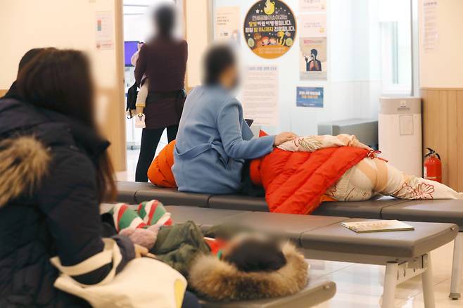 3월28일 오전 '소아전용' 의료상담센터로 운영되고 있는 서울 서초구 연세곰돌이소아청소년과의원에서 아이들이 진료를 받기 위해 기다리고 있다. ⓒ연합뉴스