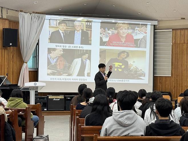 영화 ‘부활‘ 구수환 감독이 지난 3월 25일 한빛고등학교에서 ＂우리는 이태석입니다＂ 북콘서트를 열었다. 사진제공｜이태석 재단