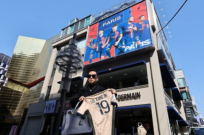 진나달 10일 서울 강남구에 정식 오픈한 PSG서울플래그십스토어를 찾은 시민이 기념촬영을 하고 있다.  연합뉴스