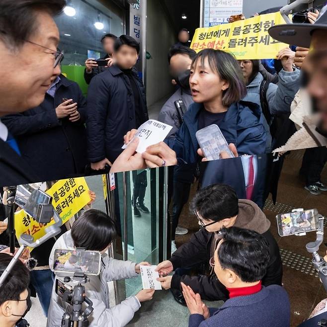 그린피스는 지난 3월 5일 이재명 더불어민주당 대표에게(위 사진), 앞서 3월 4일에는 한동훈 국민의힘 비대위원장에게 기후 편지를 전달했다. 그린피스 제공