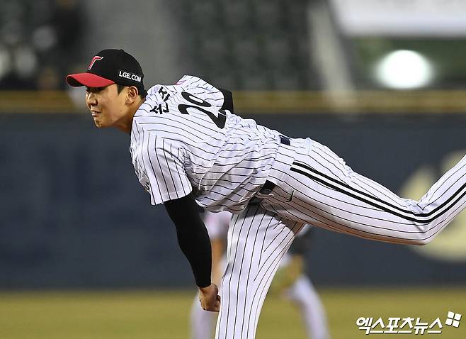 LG는 3일 잠실구장에서 열린 2024 신한 SOL Bank KBO 리그 NC 다이노스와 시즌 두 번째 맞대결에서 5-0으로 승리했다. LG는 선발 투수 손주영이 4이닝 만에 내려갔지만, 경기 초반 힘을 낸 타선 덕분에 승리할 수 있었다. 이날 승리로 3연패를 탈출한 LG는 시즌 전적 5승 1무 4패를 기록했다. 엑스포츠뉴스DB