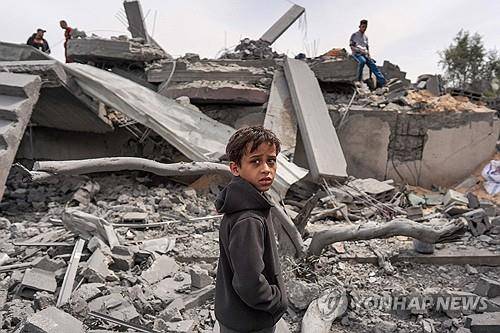 가자지구 건물 잔해를 살펴보는 아이들 [AFP 연합뉴스 자료사진]