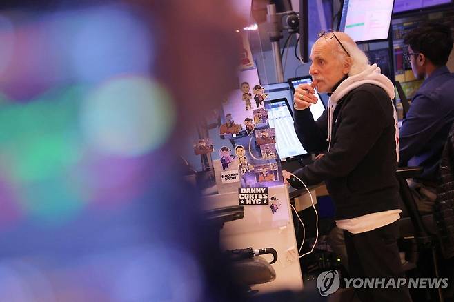 2024년 4월 2일 미국 뉴욕증권거래소(NYSE)에서 트레이더가 일하고 있다. 출처: 연합뉴스 자료 사진