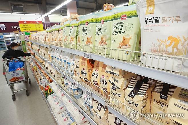 세계식량가격 곡물 가격지수 하락 (서울=연합뉴스) 진연수 기자 = 지난달 세계식량가격은 안정적인 상황을 유지했지만, 설탕 가격은 상승세를 이어간 것으로 나타났다. 농림축산식품부에 따르면 유엔 식량농업기구(FAO)가 발표한 지난달 세계식량가격지수는 117.3으로 전월보다 0.7% 내렸다. 세계식량가격지수는 지난해 7월 124.6에서 지난달 117.3까지 매월 하락했다. 곡물 가격지수도 113.8로, 전월 대비 5.0% 하락했다. 밀 가격은 러시아산 밀 수출 확대로 하락했고, 싹 가격은 일부 국가에서 신곡 수확이 시작되며 낮아졌다. 사진은 10일 서울 시내 한 대형마트에 진열된 밀가루. 2024.3.10 jin90@yna.co.kr