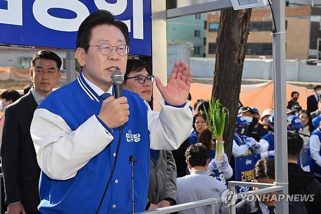 이재명 대표, 미추홀구 지원 유세 (인천=연합뉴스) 신준희 기자 = 더불어민주당 이재명 대표가 1일 인천 미추홀구 용현시장 앞에서 남영희 후보 지원유세를 하고 있다. 2024.4.1 [공동취재] hama@yna.co.kr