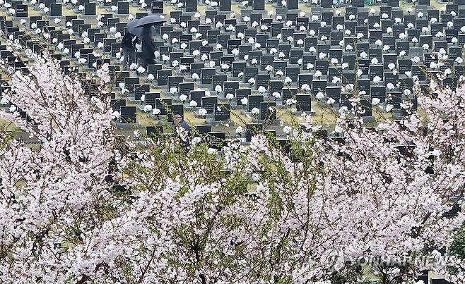 76년이 지나도 아물지 않는 아픔 (제주=연합뉴스) 박지호 기자 = 제76주년 제주4·3희생자추념일인 3일 오전 제주시 봉개동 4·3평화공원 내 행방불명인 표석을 찾은 유족이 희생자의 넋을 기리고 있다. 2024.4.3 jihopark@yna.co.kr