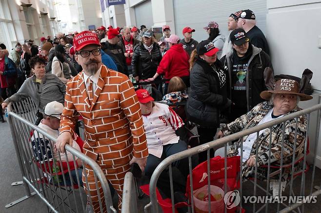 트럼프 유세장에 들어가려고 기다리는 지지자들 [AFP 연합뉴스]