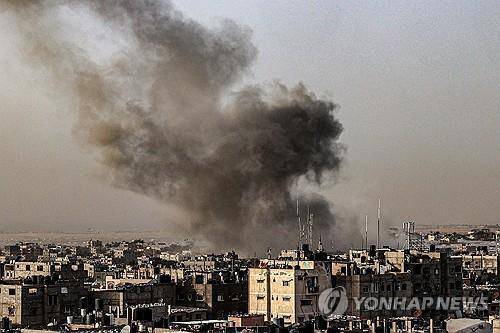 가자지구 공습으로 피어오르는 연기 (라파 AFP=연합뉴스) 이스라엘군의 폭격 후 가자지구 라파의 건물에서 연기가 피어오르고 있다. 2024. 3.27