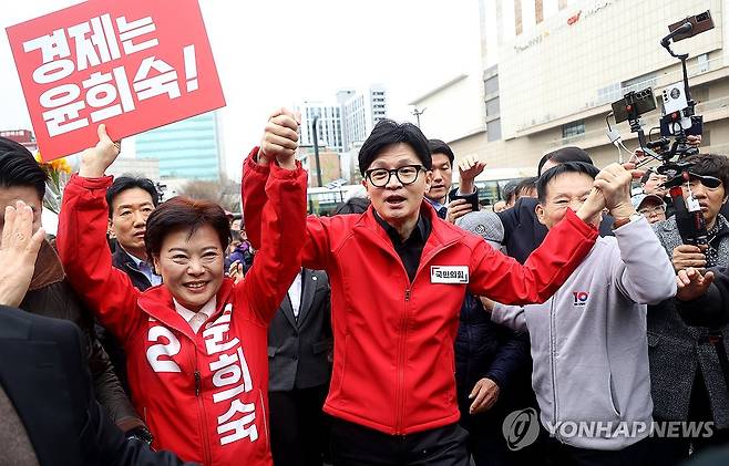 왕십리역 광장 찾은 한동훈-윤희숙 (서울=연합뉴스) 한종찬 기자 = 국민의힘 한동훈 비상대책위원장 겸 총괄 선거대책위원장이 25일 서울 성동구 왕십리역 광장에서 중구성동구갑 윤희숙 후보와 함께 인사를 하고 있다. 2024.3.25 [공동취재] saba@yna.co.kr