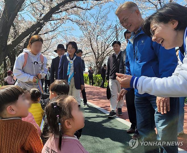 배재정 후보 지원 나선 문재인 전 대통령 (부산=연합뉴스) 문재인 전 대통령이 1일 더불어민주당 배재정 후보가 출마한 부산 사상구를 찾아 시민들과 인사하고 있다. 2024.4.1 [독자 제공. 재판매 및 DB 금지] wink@yna.co.kr