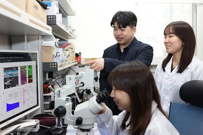 실험실 연구원들과 연구결과 확인하는 손동희 성균관대 교수 [과학기술정보통신부 제공. 재판매 및 DB 금지]