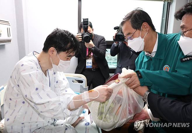 조성원 과장 병문안 하는 한덕수 총리 (제주=연합뉴스) 황광모 기자 = 3일 의사 집단행동에 따른 비상 진료체계 점검을 위해 제주시 제주한라병원을 방문한 한덕수 국무총리가 격무에 시달리다 두통으로 입원한 심장내과 전문의 조성원 과장을 위문, 과일을 전달하고 있다. 2024.4.3 hkmpooh@yna.co.kr