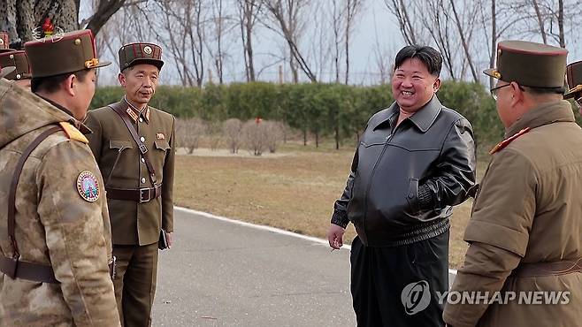 김정은, 신형 중장거리 극초음속미사일 시험발사 지도 (서울=연합뉴스) 김정은 북한 국무위원장이 지난 2일 새로 개발한 극초음속 활공비행 전투부를 장착한 새형의 중장거리 고체탄도 미사일 '화성포-16나' 형의 첫 시험발사를 현지지도했다고 조선중앙TV가 3일 보도했다. [조선중앙TV 화면] 2024.4.3 
    [국내에서만 사용가능. 재배포 금지. For Use Only in the Republic of Korea. No Redistribution] nkphoto@yna.co.kr