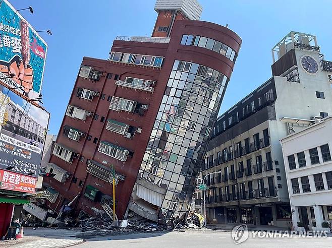 대만 강진에 심하게 기울어진 건물 (화롄 AFP·CNA=연합뉴스) 3일 대만 동부를 강타한 규모 7.4 강진으로 화롄 지역 건물이 심하게 기울어 있다. 출근 시간대에 발생한 이날 강진으로 최소 4명이 숨지고 90여명이 다친 것으로 알려졌다. 2024.04.03 passion@yna.co.kr