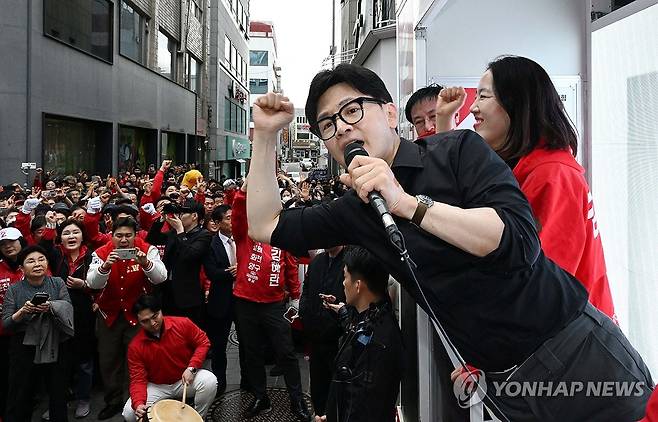 지지 호소하는 한동훈 비대위원장 (춘천=연합뉴스) 한종찬 기자 = 국민의힘 한동훈 비상대책위원장 겸 총괄 선거대책위원장이 3일 강원 춘천 명동에서 김혜란(강원 춘천시철원군화천군양구군갑) 후보, 한기호(강원 춘천시철원군화천군양구군을) 후보의 지지를 호소하고 있다. 2024.4.3 [공동취재] saba@yna.co.kr