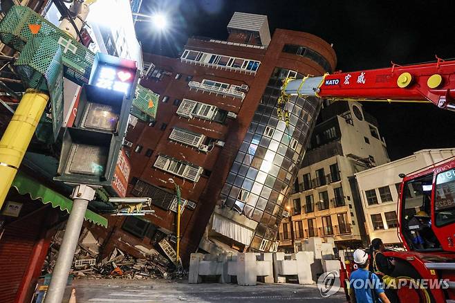 (화롄 AFP=연합뉴스) 대만중앙통신이 촬영한 사진에 3일(현지시간) 대만 화롄에 있는 건물이 지진으로 파손되고 기울어져 있다
2024.4.3 photo@yna.co.kr
[Photo by CNA / AFP]