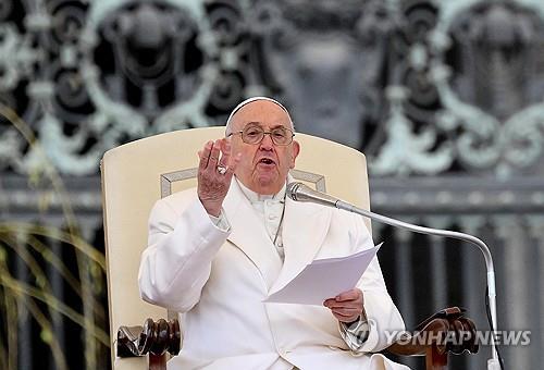 (바티칸 EPA=연합뉴스) 프란치스코 교황이 3일(현지시간) 바티칸 성 베드로 광장에서 열린 수요 일반 알현에서 가자지구 휴전을 촉구하고 있다.