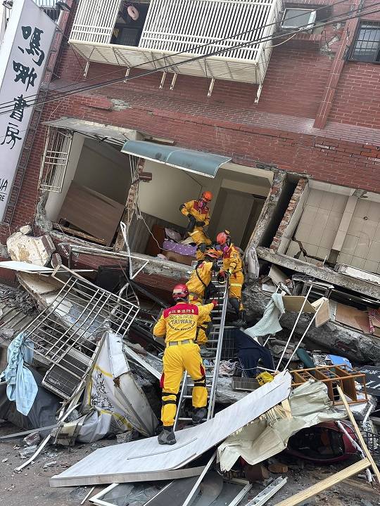 3일(현지시각) 대만 동부 화롄에서 소방구조대 대원들이 수색을 위해 지진으로 기울어진 건물에 진입하고 있다. 사진=AP/뉴시스