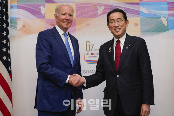 조 바이든 미국 대통령(왼쪽)이 지난해 5월 일본 히로시마에서 열린 미일 양자 회담에 앞서 기시다 후미오 일본 총리와 악수하고 있다. (사진=AP/연합뉴스)
