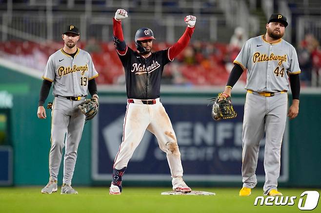 피츠버그 파이리츠(회색 유니폼)가 4일(한국시간) 열린 2024 메이저리그 워싱턴 내셔널스와 원정 경기에서 3-5로 져 시즌 개막 6경기 만에 첫 패를 당했다. ⓒ AFP=뉴스1