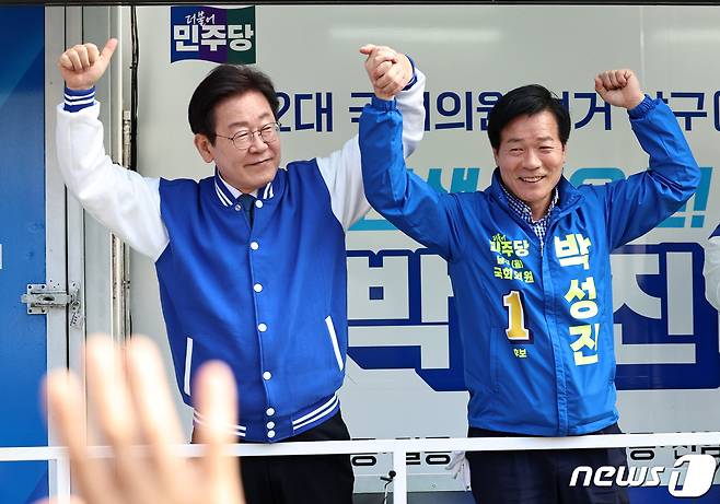 이재명 더불어민주당 대표 겸 상임선대위원장이 4일 오후 울산 남구 수암로 일대에서 박성진(울산 남구을) 후보 지원유세를 하고 있다. 2024.4.4/뉴스1 ⓒ News1 구윤성 기자