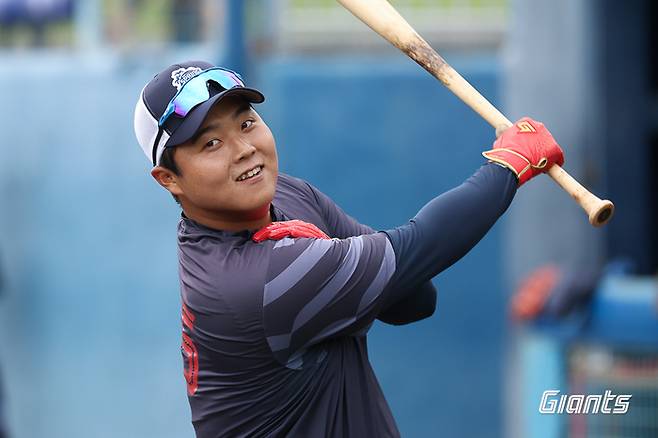 ‘포스트 이대호’ 롯데 한동희(25)가 타격 훈련 중 웃어보이고 있다. 오키나와 | 롯데 자이언츠