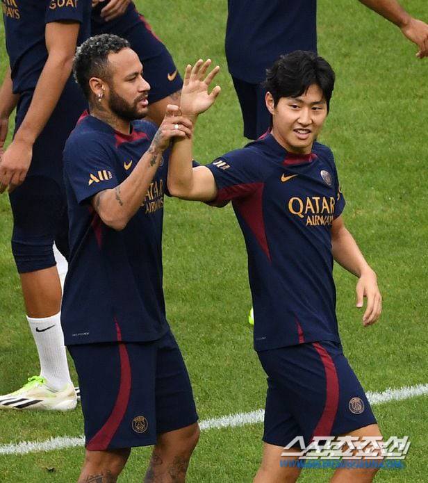 파리 생제르맹 오픈 트레이닝이 2일 부산아시아드주경기장에서 열렸다. 네이마르가 이강인에게 장난을 치고 있다. 부산=박재만 기자pjm@sportschosun.com/2023.08.02