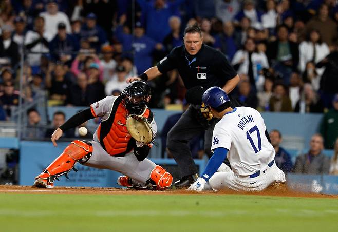 오타니가 3회말 내야 안타로 출루한 뒤 윌 스미스의 2루타 때 홈을 파고들고 있다. AFP연합뉴스