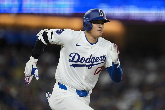 오타니가 3회 1루쪽으로 내야안타를 치고 전력질주하고 있다. AP연합뉴스