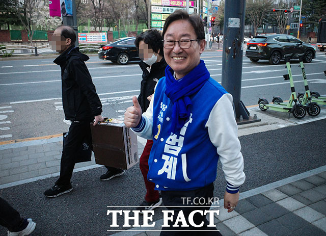 박범계 더불어민주당 대전 서구을 국회의원 후보가 1일 오후 대전 서구 둔산동에서 집중유세를 마친 후 주변 상가 방문을 위해 이동하고 있다. /대전=김세정 기자