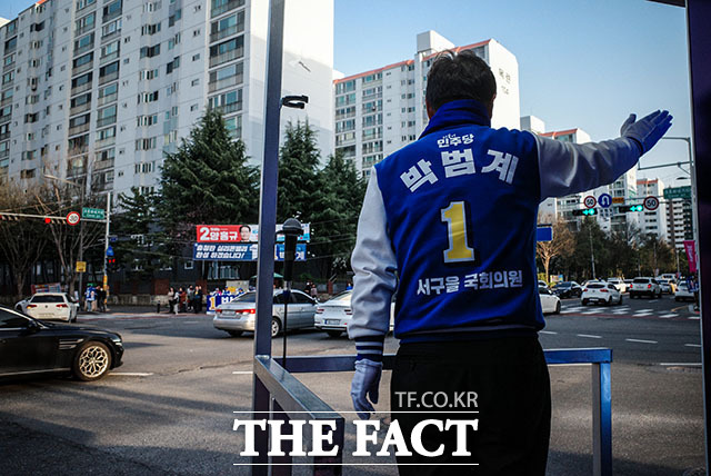창문을 내리고 박 후보를 응원하는 차량이 많았다. 박 후보는 이같은 적극적 지지가 최근 들어 늘어난 것 같다고 말했다. /김세정 기자