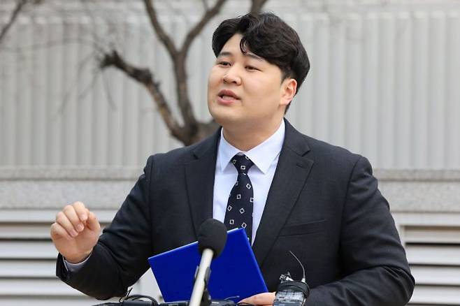 대전성모병원 사직 전공의 류옥하다 씨가 지난 2월 29일 오후 서울 용산구 대한의사협회 앞에서 기자회견을 열고 정부에 소통 창구 통일 등을 요구하고 있다. [이미지출처=연합뉴스]