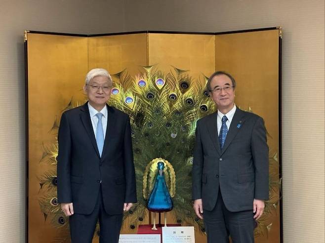 윤덕민 주일 한국대사(왼쪽)와 하나즈미 히데요 니가타현 지사
[사진제공=주일 한국대사관]