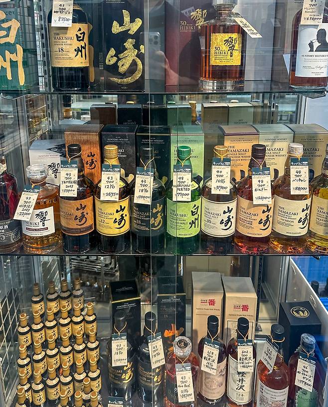 각종 산토리 위스키를 판매 중인 일본 후쿠오카에 위치한 주류 숍. /김지호 기자