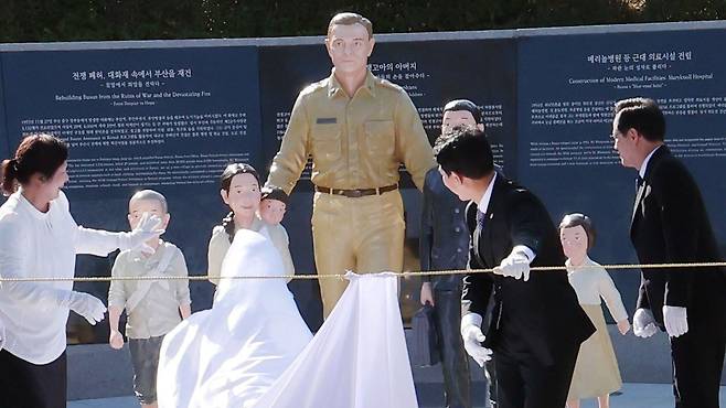 '턴 투워드 부산'(Turn Toward Busan) 유엔참전용사 국제추모식이 열린 11일 부산 남구 유엔평화공원에서 시민 1만8300여 명의 성금 모금을 통해 조성된 '리차드 위트컴 장군 조형물'의 제막식이 진행되고 있다. 2023.11.11./뉴시스