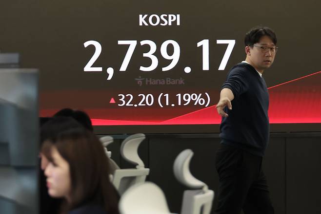 코스피가 1%대 상승 출발한 4일 오전 서울 중구 을지로 하나은행 본점 딜링룸 모니터에 코스피가 표시돼 있다. /연합뉴스