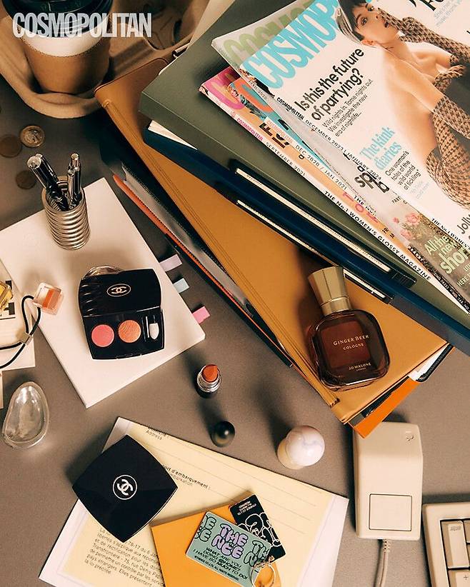 1, 4 샤넬 뷰티 레 꺄트르 옹브르 88 코랄 트레저, 78 리바쥬 각각 9만6천원. 2 맥 맥시멀 실키 매트 립스틱 691 루비우 3만8천원. 3 조 말론 런던 센티드 메멘토 컬렉션 진저 비어 30ml 11만4천원.