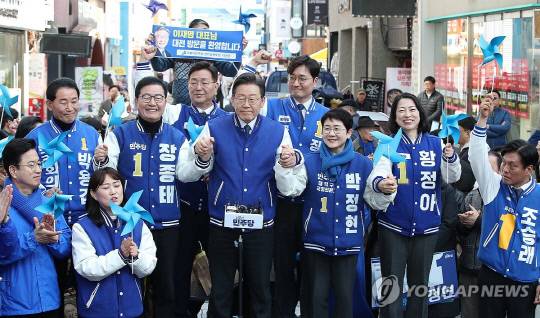 더불어민주당 이재명 대표가 14일 오전 대전 중구 으능정이 거리를 방문해 발언하고 있다. 사진=연합뉴스