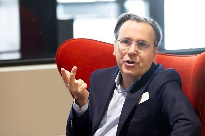 아르노 벨로니 르노그룹 마케팅 총괄 부사장이 지난 3일 르노 성수에서 진행된 인터뷰에서 기자들의 질문에 답하고 있다.ⓒ르노코리아