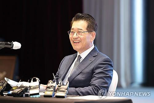 지난 3월 21일 장인화 포스코그룹 대표이사 회장이 서울 강남구 포스코센터에서 열린 기자간담회에서 환하게 웃고 있다. 연합뉴스