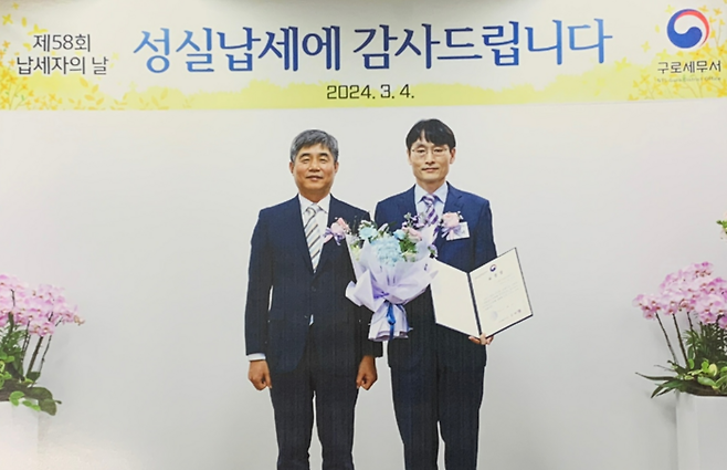 최효진 씨씨미디어서비스 부대표(사진 오른쪽)가 표창 수상 후 기념촬영하고 있다.