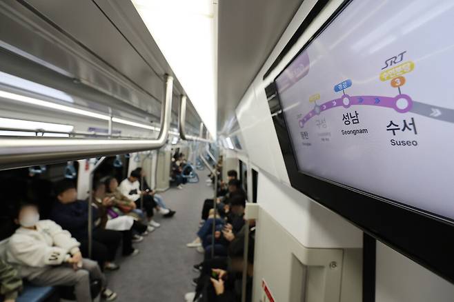 수도권 광역급행철도(GTX)-A 수서∼동탄 구간 개통 후 첫 평일인 1일 오전 서울 수도권 광역급행철도(GTX)-A 성남역에서 승객들이 수서행 열차에 탑승해 있다. 연합뉴스