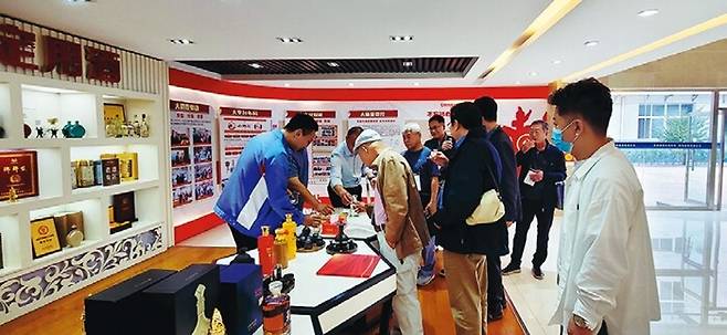 답사단이 주창 홍보관에 마련된 시음장에서 여러 도수의 랑야타이를 맛보고 있다.