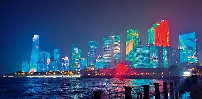 칭다오시 야경. 관광객을 위해 빌딩에 빛을 쏘아 야경을 연출한다.