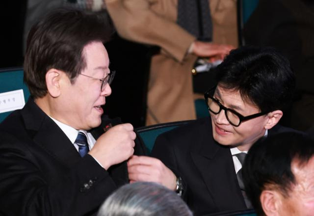 이재명(왼쪽) 더불어민주당 상임공동선거대책위원장과 한동훈 국민의힘 총괄선거대책위원장이 지난달 1일 서울 중구 유관순 기념관에서 열린 제105주년 3.1절 기념식에서 대화하고 있다. 연합뉴스