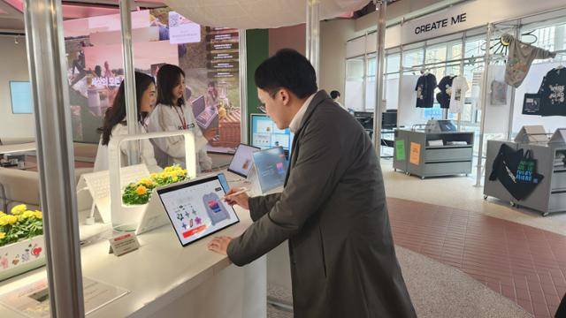 '그라운드220'에서는 노트북 'LG 그램 프로'를 이용해 AI 일러스트를 만들고 이를 이용해 티셔츠를 꾸며볼 수 있다. 인현우 기자